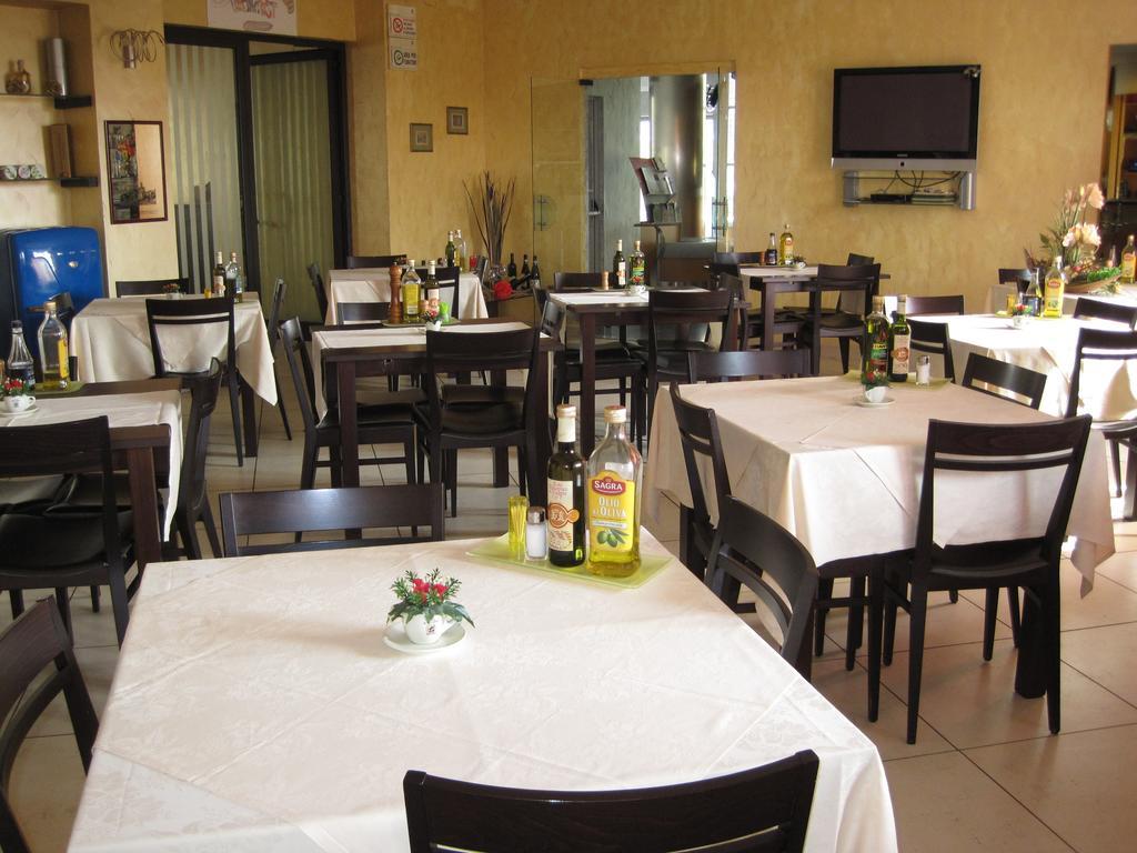 Hotel Italia การ์มาโญลา ภายนอก รูปภาพ
