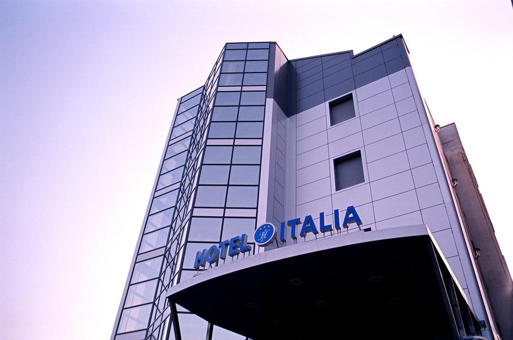 Hotel Italia การ์มาโญลา ภายนอก รูปภาพ