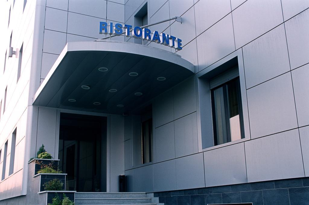 Hotel Italia การ์มาโญลา ภายนอก รูปภาพ