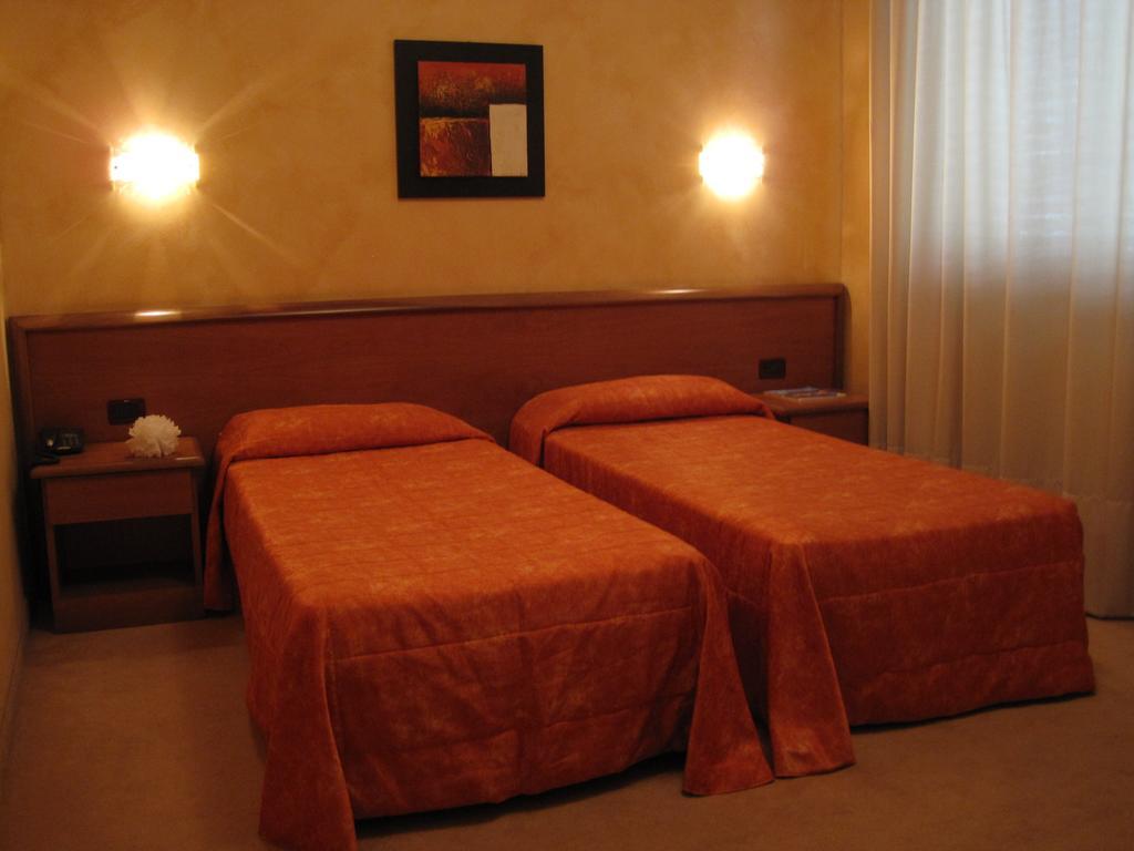 Hotel Italia การ์มาโญลา ห้อง รูปภาพ
