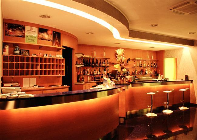 Hotel Italia การ์มาโญลา ภายนอก รูปภาพ