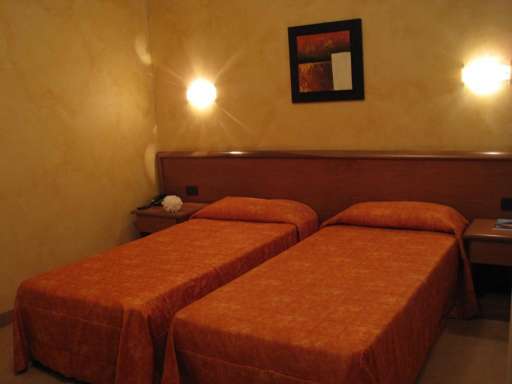 Hotel Italia การ์มาโญลา ห้อง รูปภาพ
